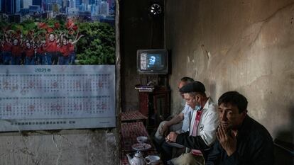 Varios hombres en una tetería, el 10 de abril en Yarkand. Un viejo televisor emite una antigua película china doblada en uigur.