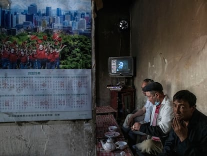 Varios hombres en una tetería, el 10 de abril en Yarkand. Un viejo televisor emite una antigua película china doblada en uigur.