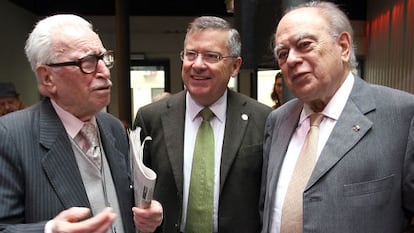  Josep Llu&iacute;s Bausset, con el exrector de la Universitat de Val&egrave;ncia, Francisco Tom&aacute;s, y el ex presidente catal&aacute;n Jordi Pujol, en 2010.