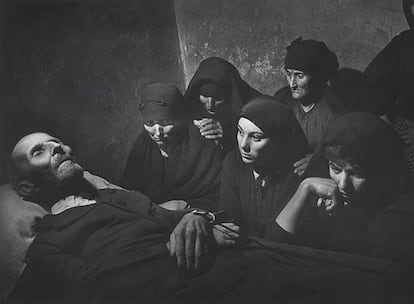 <i>El velatorio,</i> fotografía realizada por Eugene Smith en 1950 en Deleitosa (Cáceres).