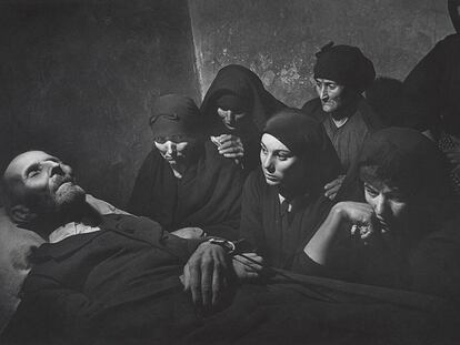 <i>El velatorio,</i> fotografía realizada por Eugene Smith en 1950 en Deleitosa (Cáceres).