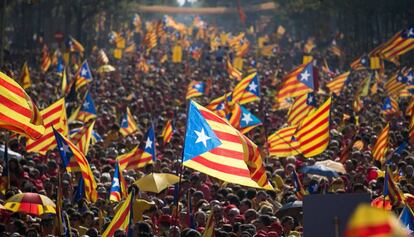 Miles de personas se manifiestan durante la Diada de 2014.