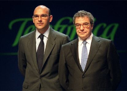 Fernando Abril junto a César Alierta, tras la junta general de accionistas de Telefónica en 2002.