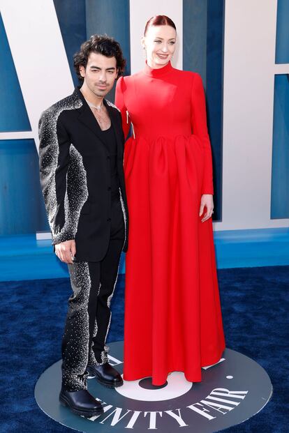 Sophie Turner y Joe Jonas, ambos de Louis Vuitton. La tónica entre los jóvenes talentos masculinos de esta edición de los Oscar ha sido abandonar totalmente la etiqueta clásica.