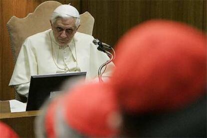 El papa Benedicto XVI, en la reunión con cardenales y obispos ayer en el Vaticano.
