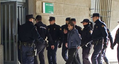Miguel Carca&ntilde;o entra a los juzgados de Sevilla rodeado de polic&iacute;as en una declaraci&oacute;n ante el instructor.