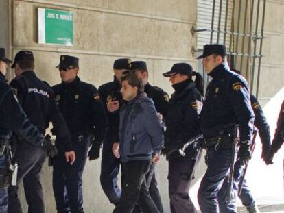Miguel Carcaño entra a los juzgados de Sevilla rodeado de policías en una declaración ante el instructor.