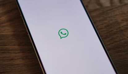 Logotipo de WhatsApp en la pantalla de un móvil