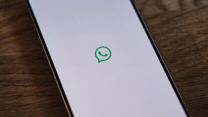 Logo de WhatsApp en un smartphone
