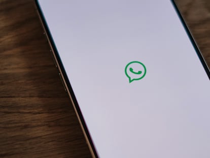 Logotipo de WhatsApp en la pantalla de un móvil