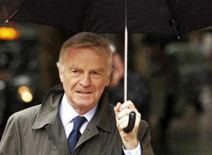 Max Mosley, presidente de la FIA, a su llegada a un tribunal en julio de 2008, cuando denunció al periódico 'News of the World' por publicar unas imágenes en las que se le veía participando en una orgía sadomasoquista.