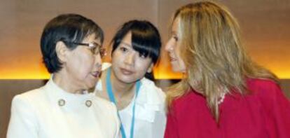 La ministra Jiménez conversa con la vicepresidenta del Comité Permanente de la Asamblea Nacional Popular China, Uyunqimg, en Barcelona.