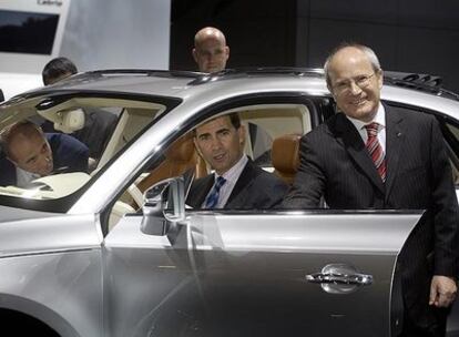 Miguel Sebastián y el príncipe Felipe, en el interior de un Audi Q3, junto a José Montilla, ayer en el Salón de Barcelona.