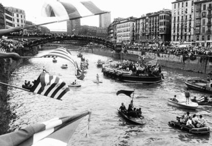 La gabarra, con los jugadores del Athletic, recorre la ría el 3 de mayo de 1983 tras proclamarse campeones de la Liga