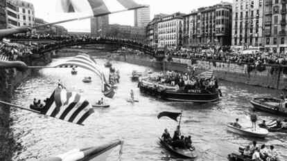 La gabarra, con los jugadores del Athletic, recorre la ría el 3 de mayo de 1983 tras proclamarse campeones de la Liga.