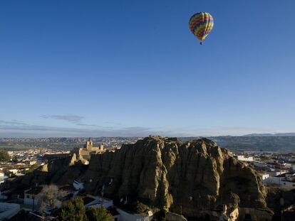 Un globo sobrevuela Guadix, en primer plano, viviendas trogloditas.