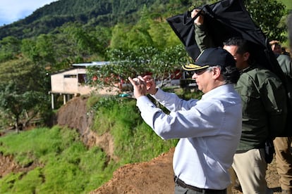 Gustavo Petro toma una fotografía durante un recorrido por Rosas (Colombia), el 12 de enero.