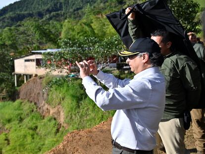 Gustavo Petro toma una fotografía durante un recorrido por Rosas (Colombia), el 12 de enero.