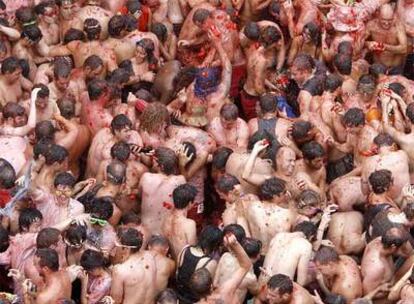 La Tomatina de Buñol quintuplica la población del pueblo valenciano