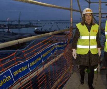 La ministra de Fomento, Ana Pastor, durante la visita que ha realizado hoy a las obras del puente sobre la Bahía de Cádiz, donde ha subido a la pilastra número 13 de la citada infraestructura, que constituirá un nuevo acceso de 5 kilómetros de longitud a la ciudad.