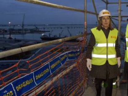 La ministra de Fomento, Ana Pastor, durante la visita que ha realizado hoy a las obras del puente sobre la Bahía de Cádiz, donde ha subido a la pilastra número 13 de la citada infraestructura, que constituirá un nuevo acceso de 5 kilómetros de longitud a la ciudad.