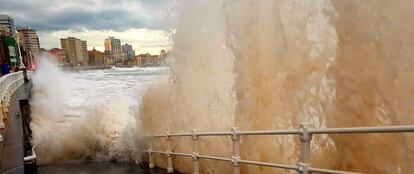 Una ola gigante en la playa de San Lorenzo de Gijón.