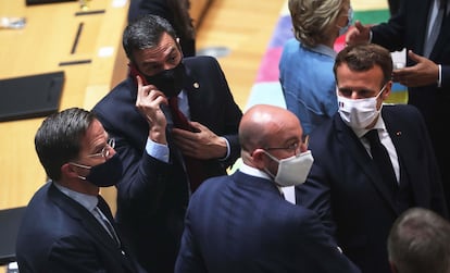 Desde la izquierda, el primer ministro holandés Mark Rutte, el presidente español Pedro Sánchez, el presidente del Consejo Europeo Charles Michel y el presidente francés Emmanuel Macron durante la cumbre europea de la semana pasada.