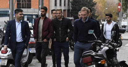 Aganzo (i), presidente de la AFE, junto con varios jugadores del Reus.