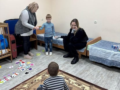 Angelina Jolie sonríe mientras unos niños juegan en Jersón, Ucrania