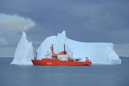 El buque 'Hespérides', junto a un glaciar antártico, en una campaña anterior.