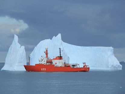 El buque 'Hespérides', junto a un glaciar antártico, en una campaña anterior.