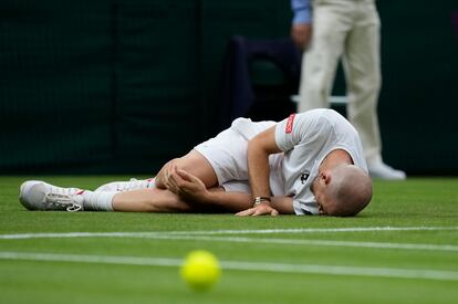 Mannarino se duele de la rodilla tras sufrir un resbalón durante el partido de la primera ronda contra Federer.