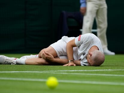 Mannarino se duele de la rodilla tras sufrir un resbalón durante el partido de la primera ronda contra Federer.