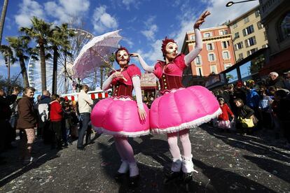 Una pareja de bailarines disfrazados recorren las calles de Niza durante el desfile de carnaval.