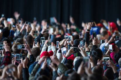 Una multitud fotograf&iacute;a un acto con su m&oacute;vil. 
 
 