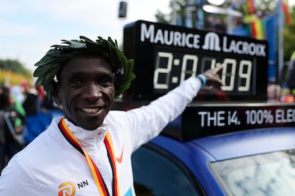 Eliud Kipchoge celebra su récord del mundo en la maratón de Berlín este domingo.