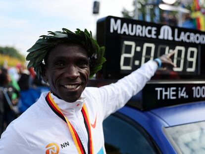 Eliud Kipchoge celebra su récord del mundo en la maratón de Berlín este domingo.