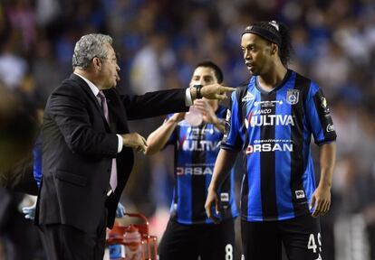 Ronaldinho recibe instrucciones de su entrenador, Manuel Vucetich