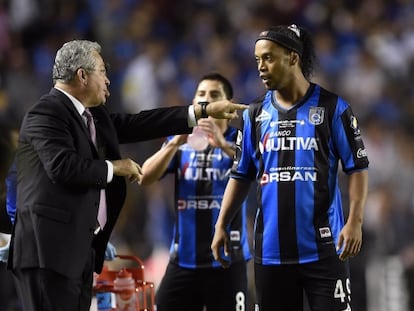 Ronaldinho recibe instrucciones de su entrenador, Manuel Vucetich