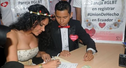 Una pareja de transexuales registra su unión en Guayaquil