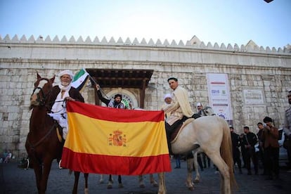Los peregrinos españoles con la bandera de España durante la travesía.