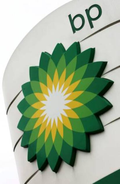 Fotografía de archivo tomada el 29 de julio de 2008 que muestra el logo de la petrolera British Petroleum (BP) en una estación de servicio en Upton Warren, Worcestershire, Reino Unido.