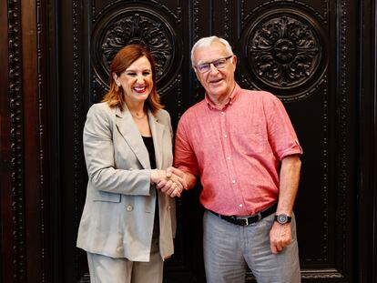 María José Catalá, la candidata más votada el 28-M, con el alcalde en funciones, Joan Ribó, este lunes durante la reunión para el traspaso de gobierno que ha tenido lugar en el Ayuntamiento de Valencia.