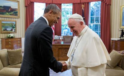 El Papa Francisco y Barack Obama se dan la mano en el Despacho Oval, en 2015.