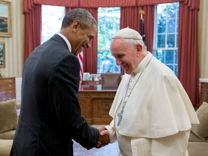 El Papa Francisco y Barack Obama se dan la mano en el Despacho Oval, en 2015.