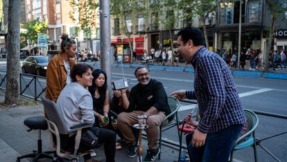 Un grupo de personas escuha la radio en Madrid, a 28 de abril de 2025. Un apagón eléctrico ha asolado España, Portugal y parte de Francia a las 12.30h. de la mañana. Sin saber aún las causas concretas del apagón, poco a poco se está recuperando el suministro eléctrico en todas las regiones de la Península Ibérica.
Matias Chiofalo / Europa Press
28/04/2025