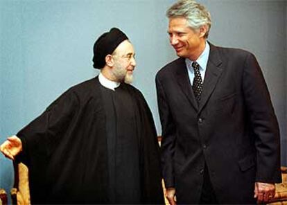 El presidente iran, Mohamed Jatam, con el ministro francs de Exteriores, Dominique de Villepin, en Tehern. 

/ REUTERS