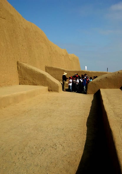 A las puertas de Trujillo Chan Chan mantiene su desafío al paso del tiempo, tras casi mil años en pie. Se han desenterrado kilómetros de recintos amurallados, cuyos laberínticos entresijos de barro mezclan angostos pasadizos, pequeñas estancias y grandes plazas ceremoniales. Hay una explicación detrás de este caos perfectamente ordenado: un sistema de ventilación natural, con corrientes de aire que aliviaban, puertas adentro, los calurosos rigores desérticos del litoral peruano.