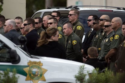 Compa&ntilde;eros del agente Mike Davis, el s&aacute;bado en el funeral.