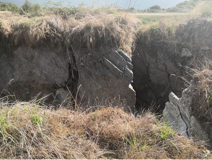 Aberturas en los terrenos de la zona norte del lago minero de Endesa, en imágenes publicadas por Amigos das Pontes en su web.